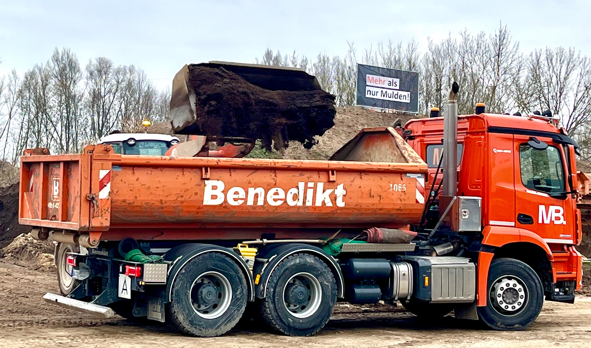 Mulden-Benedikt-Lkw wird beladen